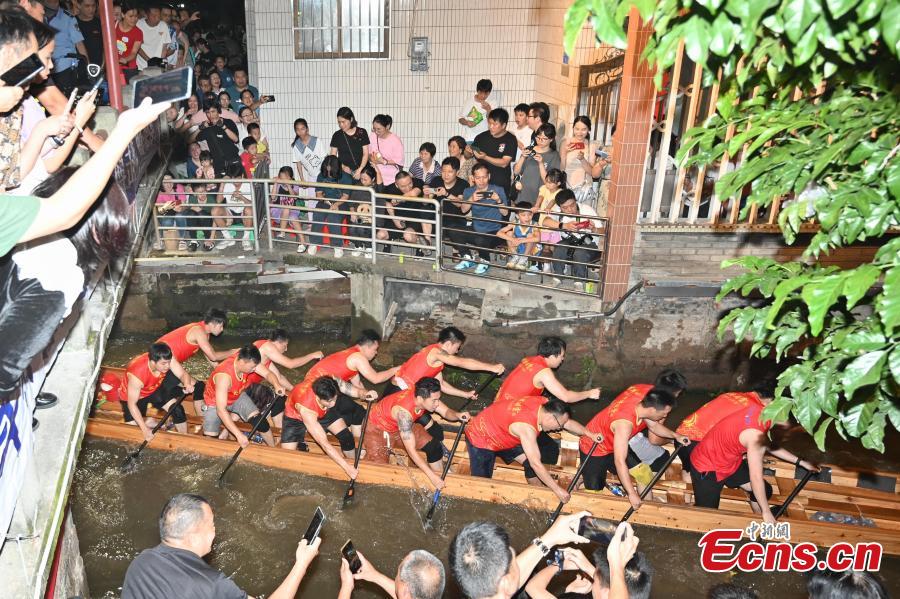 Villagers enhance night training for upcoming Dragon Boat Festival in Guangdong-4