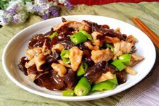 Methods for Making Delicious Ear Fungus and Pork Slices-3