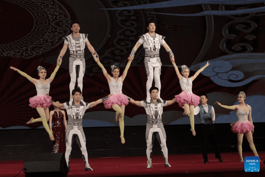 Chinese artists perform in Cambodia, attracting thousands of spectators-2