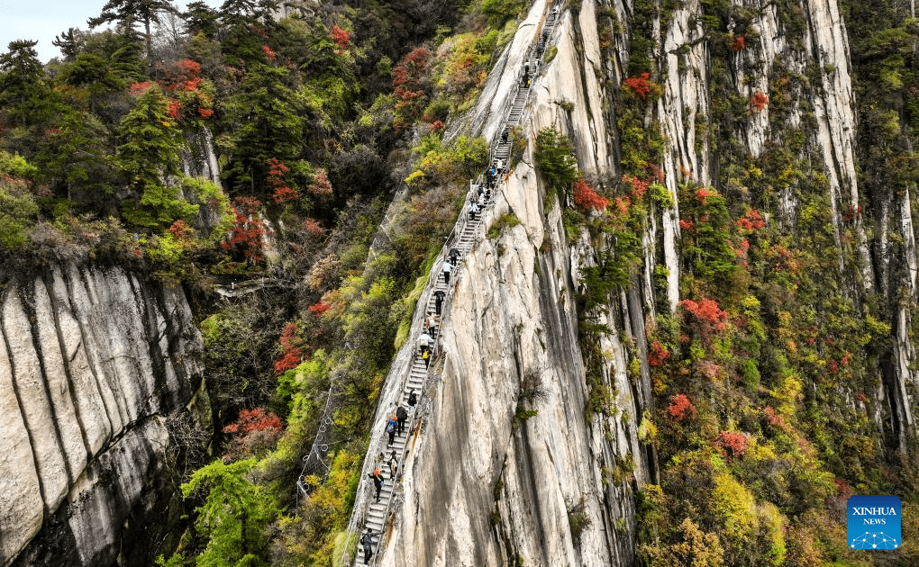 People visit Mount Huashan in NW China's Shaanxi-2