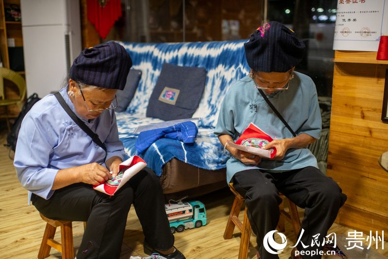 Inheritor passes on Miao embroidery through innovation in SW China's Guizhou-1