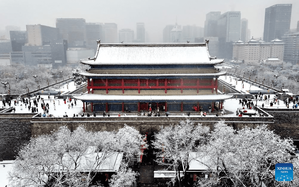 People enjoy snow scenery in Xi'an, NW China's Shaanxi-10