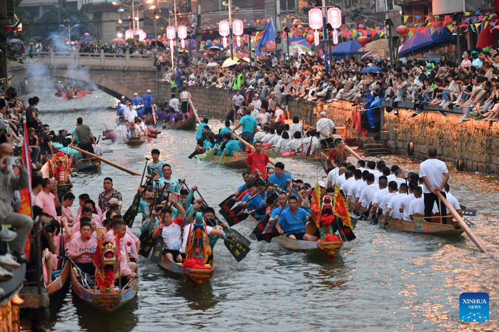 Nighttime dragon boat race held to celebrate Dragon Boat Festival in China's Fujian-8