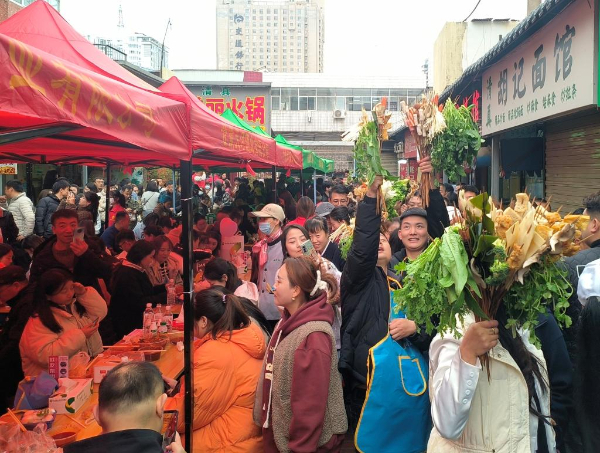 NW China's Tianshui sizzles with visitors flocking to taste local malatang-1