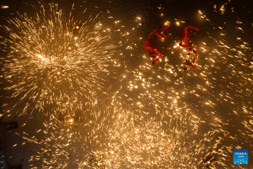 Fire dragon dance show staged for tourists in Harbin-4