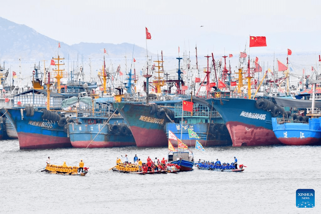 Contestants participate in dragon boat race in Lianjiang County, China's Fujian-7