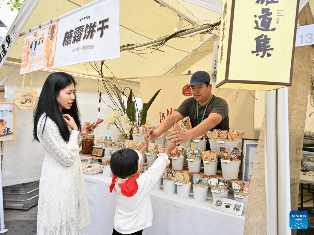 Tourists enjoy May Day holiday across China-1