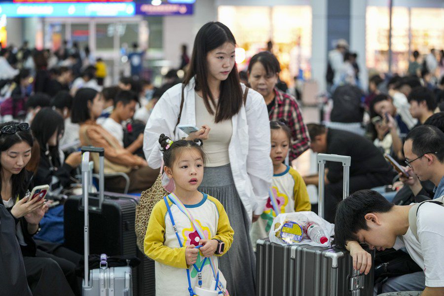 Over 100 mln trips made on Chinese railways in one week amid holiday travel boom-1