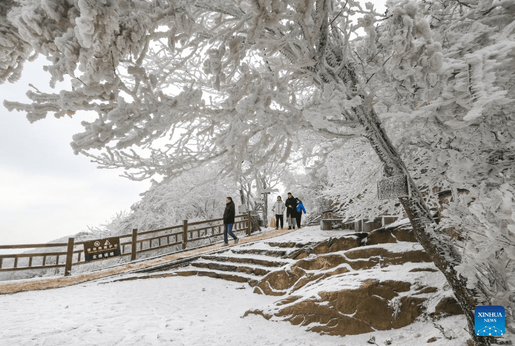 People enjoy rime scenery at Yuntaishan Mountain in Jiangsu, E China-3