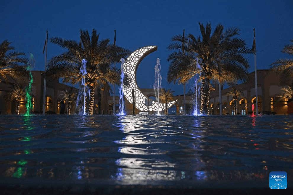 Kuwait sets Guinness World Record for largest illuminated steel sculpture of crescent-4