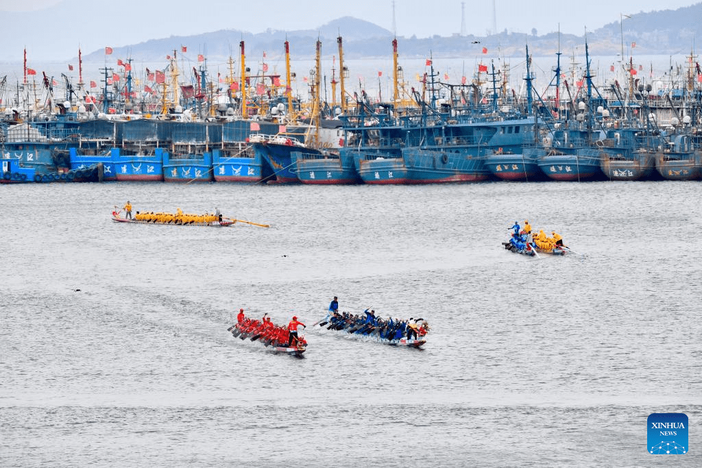 Contestants participate in dragon boat race in Lianjiang County, China's Fujian-13