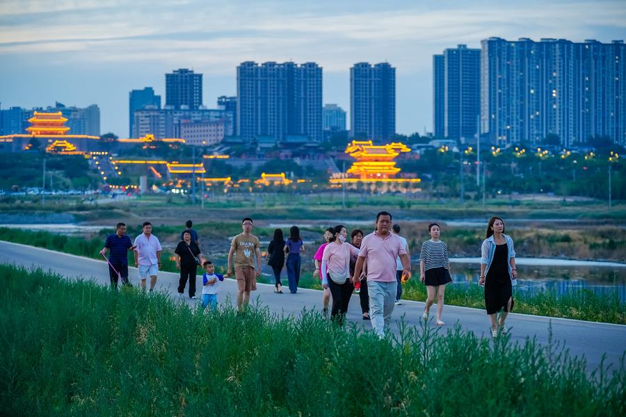 Salt lake in N China's Shanxi turns into tourist landmark-2