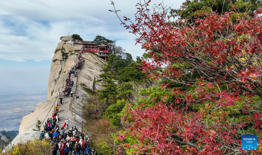 People visit Mount Huashan in NW China's Shaanxi-6