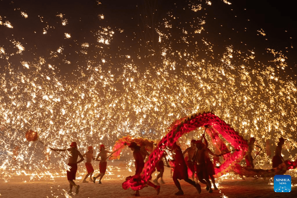 Fire dragon dance show staged for tourists in Harbin-3