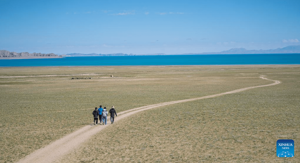 Scenery of Serling Tso Lake in SW China's Xizang-2