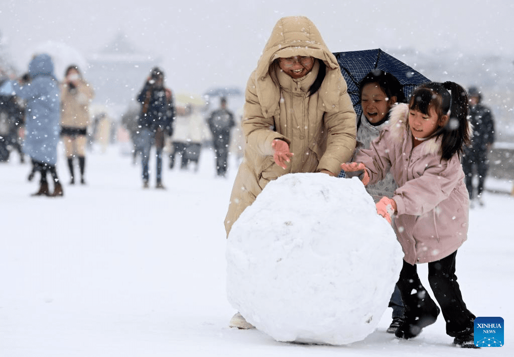 People enjoy snow scenery in Xi'an, NW China's Shaanxi-8