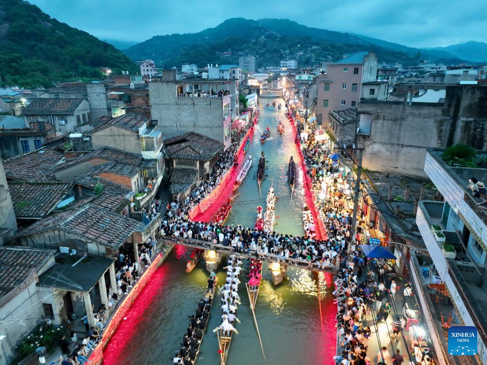 Nighttime dragon boat race held to celebrate Dragon Boat Festival in China's Fujian-6