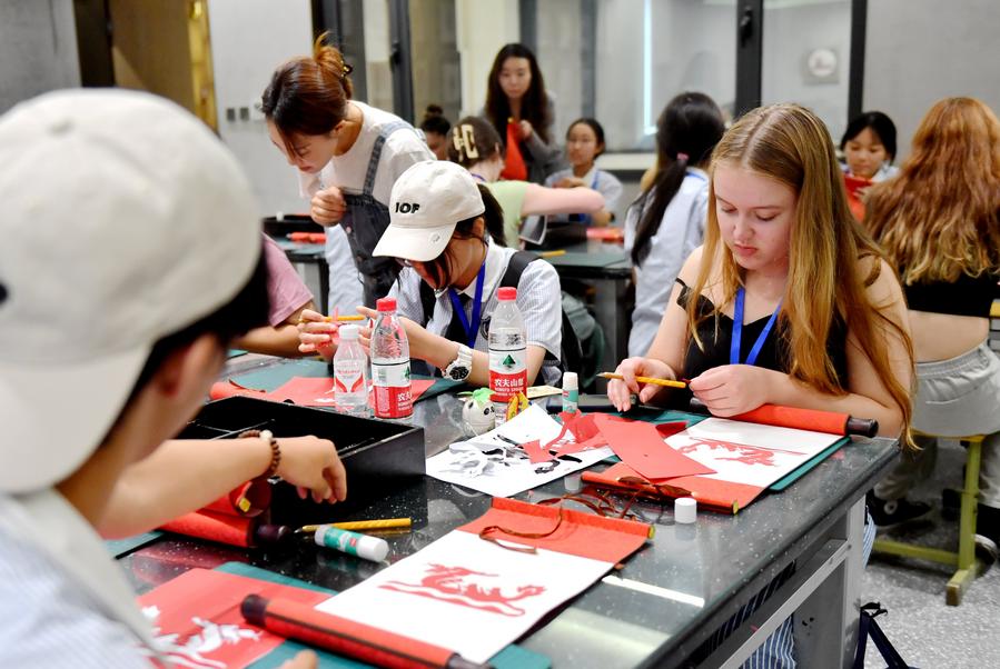 U.S. college students savor a summer of cultural exchange in China-2