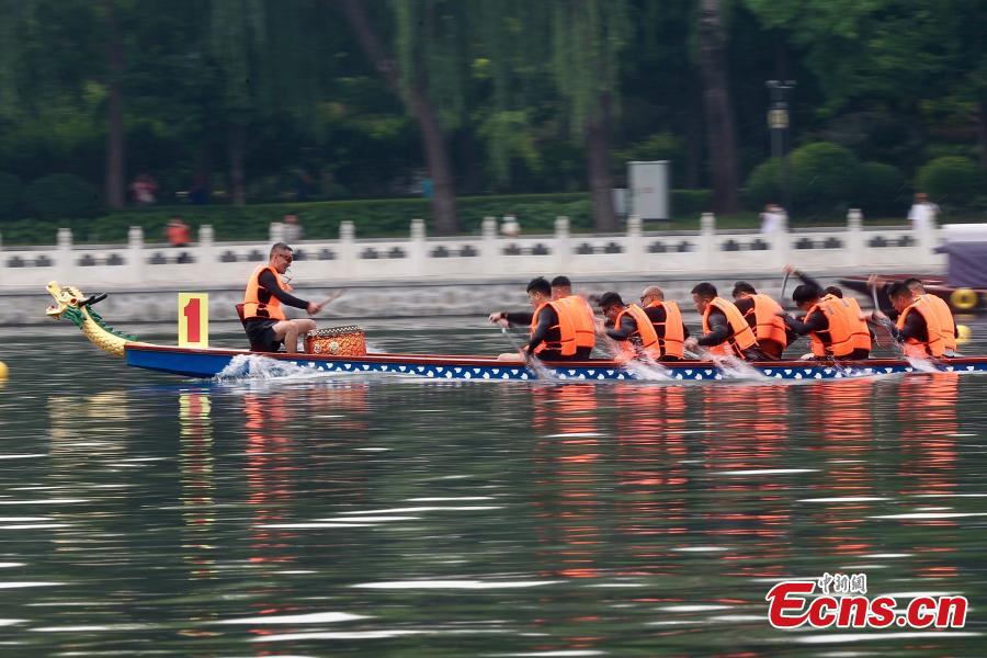 Beijing celebrates Dragon Boat Festival with race on Shichahai Lake-1