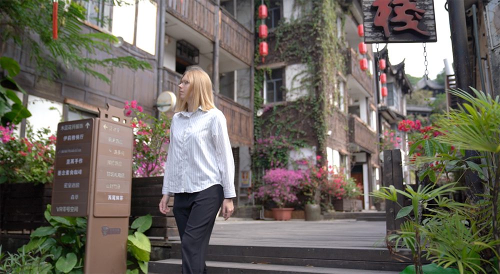 Int'l journalists make a flower appreciation journey in Gankeng Hakka Town, Shenzhen-1