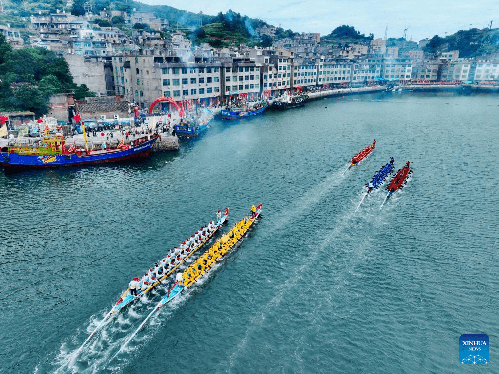 Contestants participate in dragon boat race in Lianjiang County, China's Fujian-1