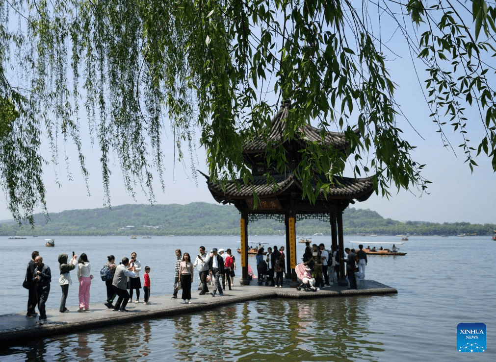 Tourists visit West Lake in Hangzhou, E China-4