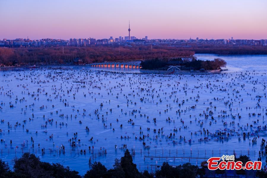 Beijing's largest natural ice rink draws tourists-3