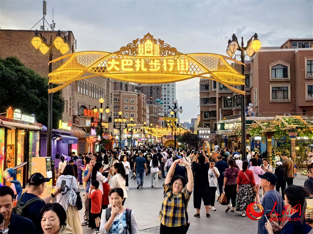 A glimpse of vibrant nightlife at international grand bazaar in NW China's Xinjiang-8