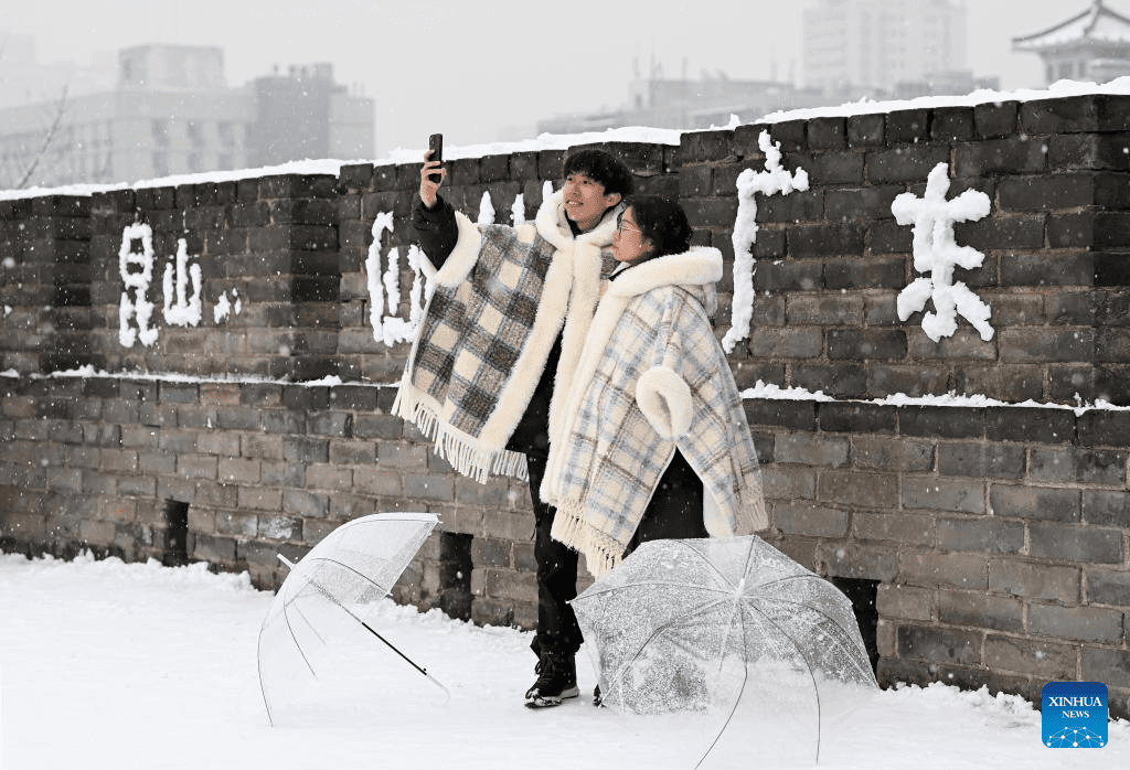 People enjoy snow scenery in Xi'an, NW China's Shaanxi-6