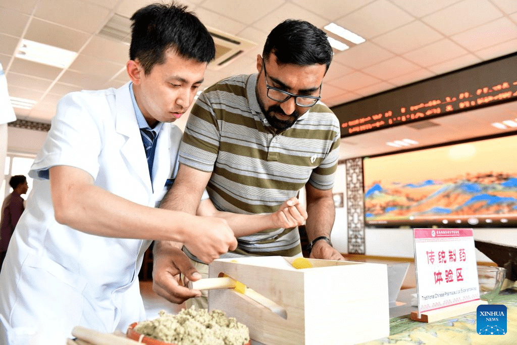 Int'l students experience charm of TCM culture in China's Qingdao-1