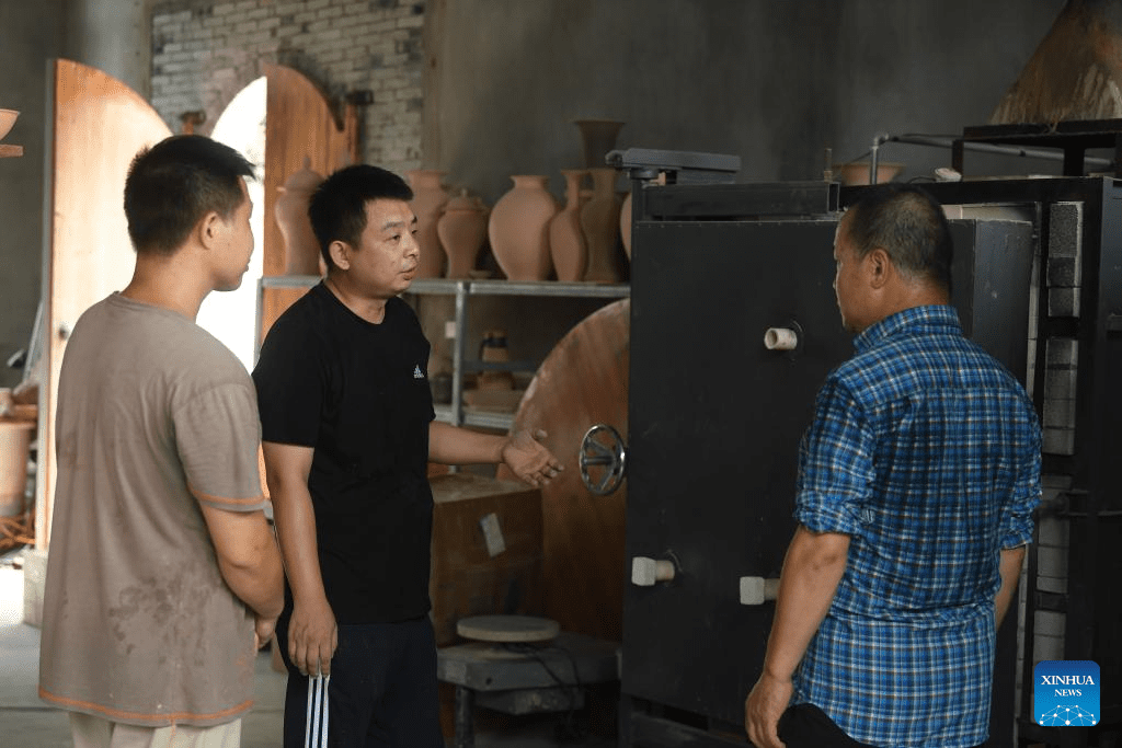 Young porcelain artisan revives celadon ware in ancient Shabu Kiln style-7