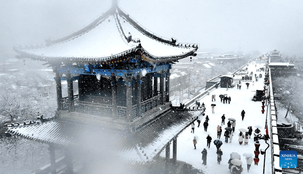 People enjoy snow scenery in Xi'an, NW China's Shaanxi-5