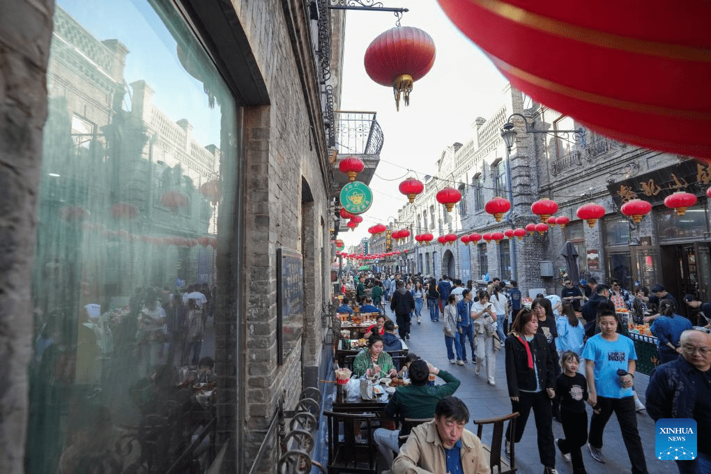 Tourists enjoy May Day holiday across China-5