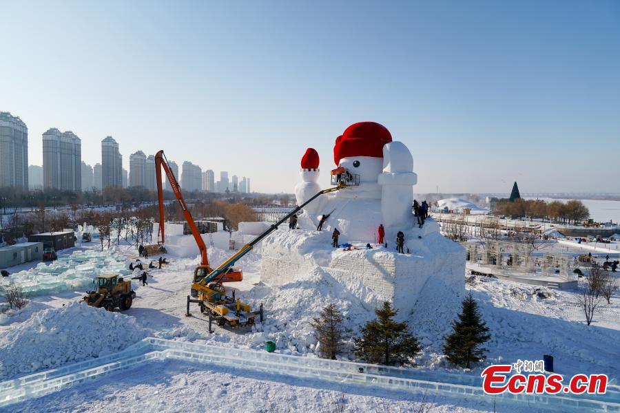 Landmark snowman under construction in NE China-5