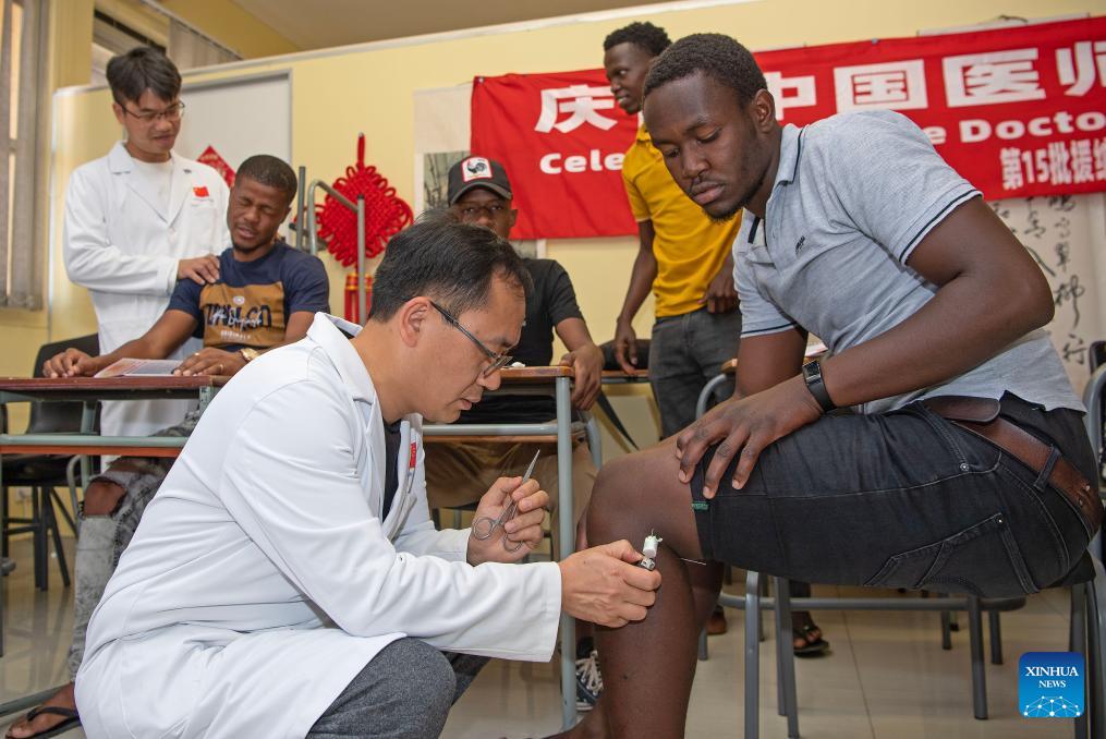 Chinese medical team imparts TCM knowledge to Namibian university students-2