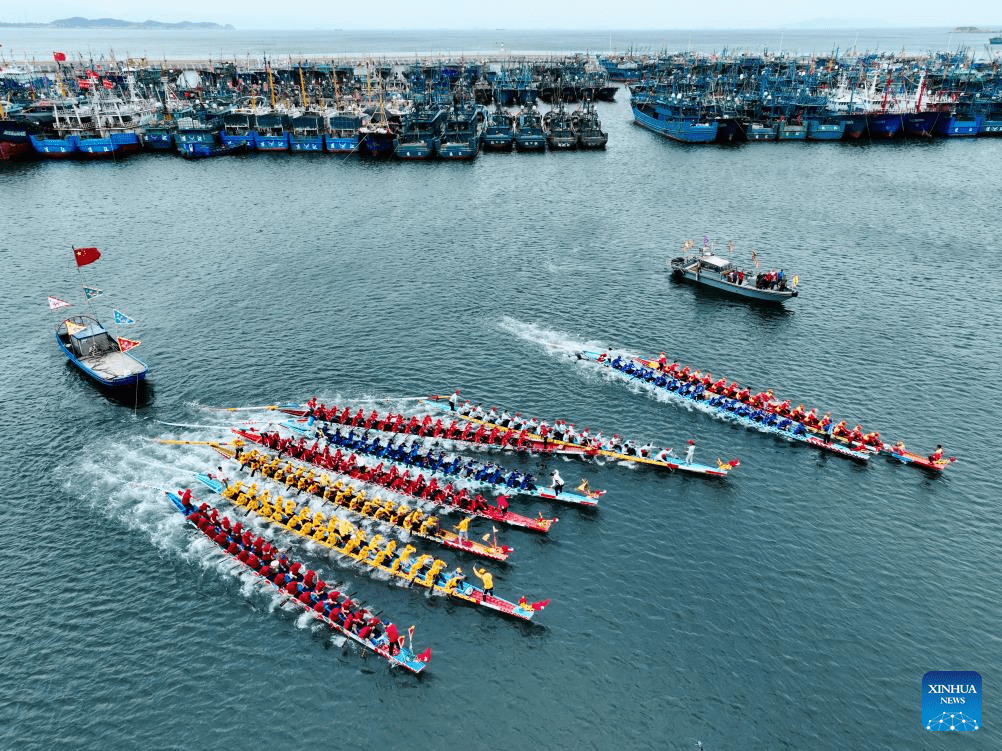 Contestants participate in dragon boat race in Lianjiang County, China's Fujian-12