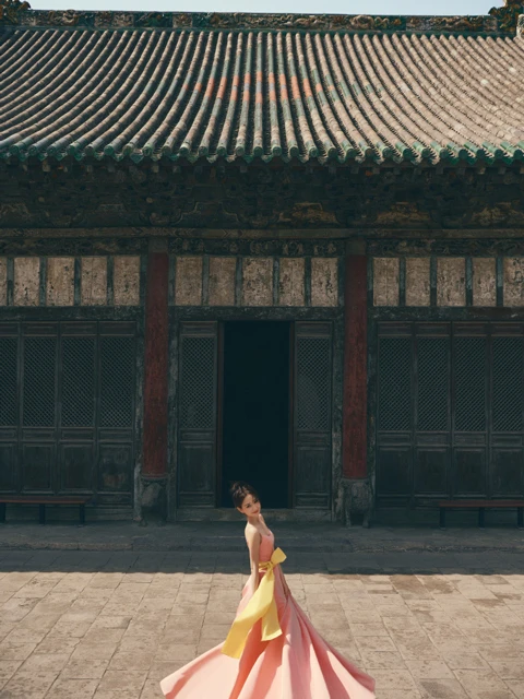 Tong Liya Captivates in Traditional Hanfu at the Majestic Longmen Grottoes in Luoyang-6