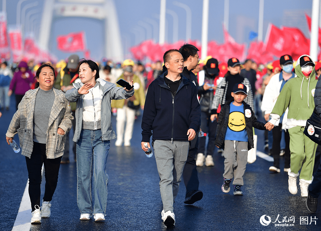 In pics: New Year celebrated across China-8