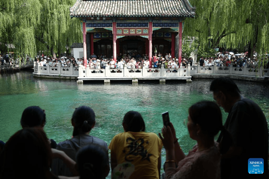 People visit Baotu Spring in Jinan, E China-1