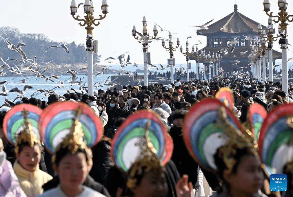 Tourists visit Zhanqiao Bridge scenic spot in east China-4