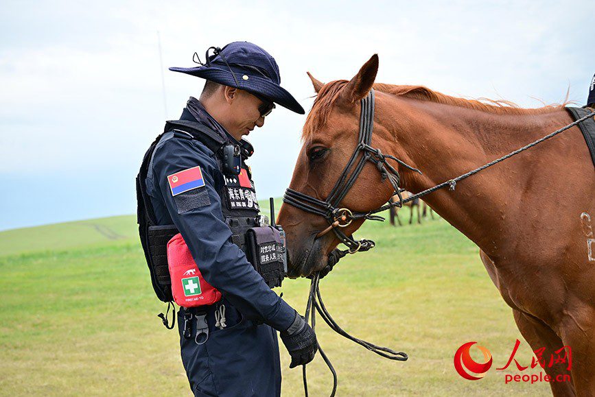 Mounted patrol team becomes a tourist attraction in N China's Inner Mongolia-2