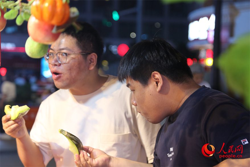 A glimpse of vibrant nightlife at international grand bazaar in NW China's Xinjiang-6