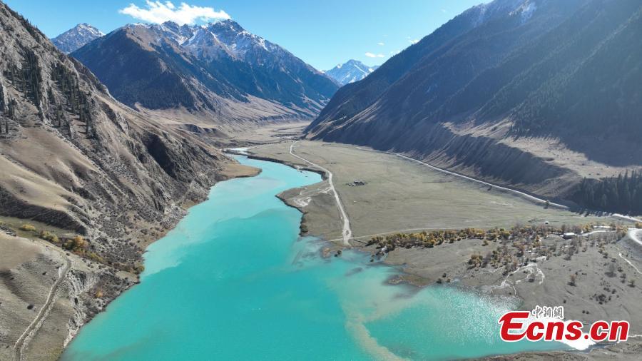 Breathtaking autumn scenery of Yuhu Lake in Xinjiang-2