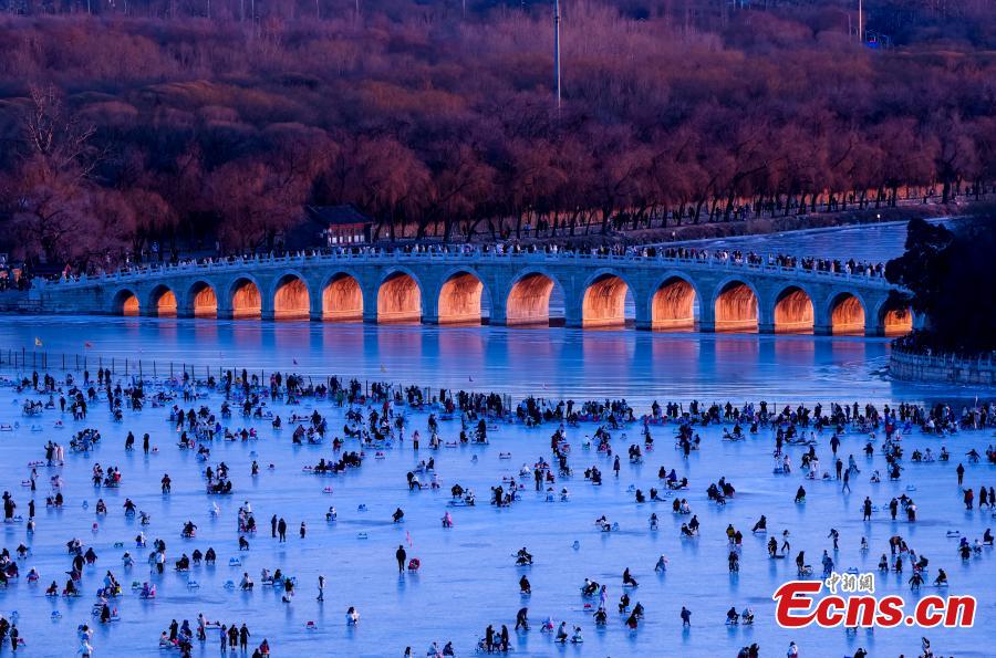 Beijing's largest natural ice rink draws tourists-1