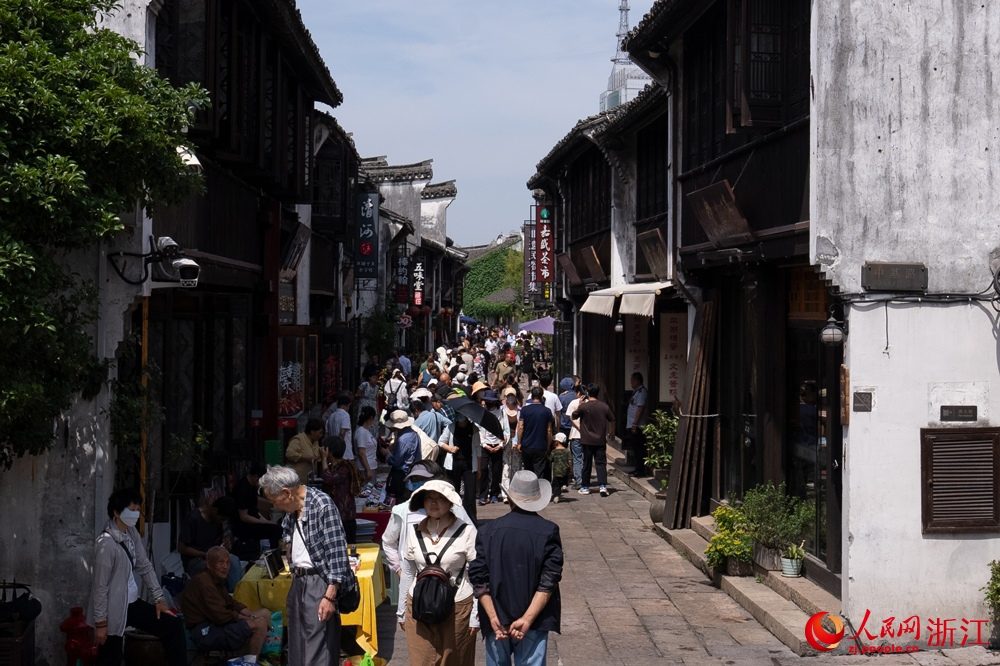 Tourists flock to China's Yuehe Old Street ahead of Dragon Boat Festival-1