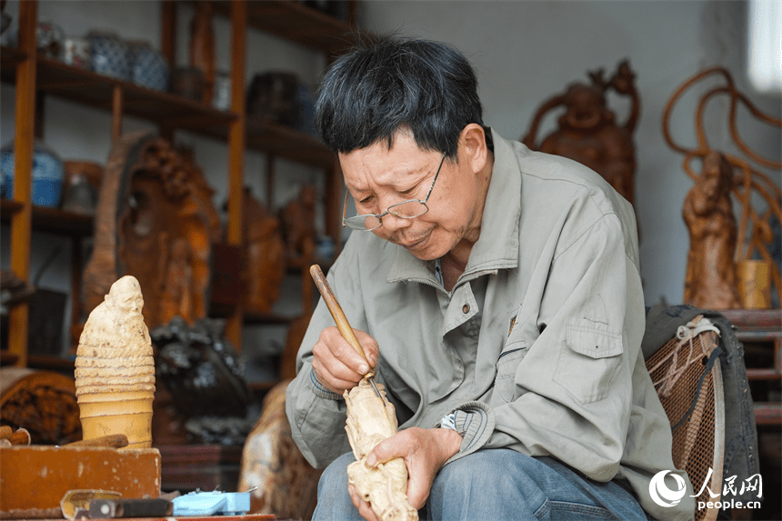 Inheritor invigorates traditional root carving in E China's Jiangxi-1