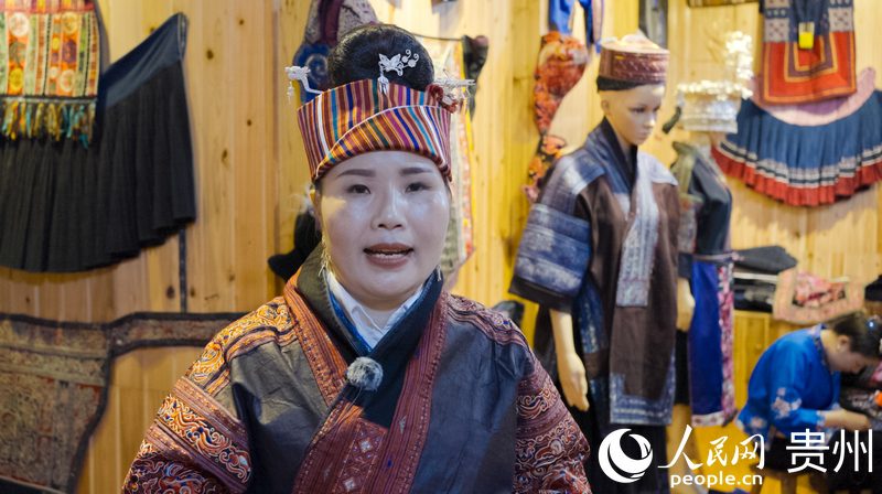 Inheritor passes on Miao embroidery through innovation in SW China's Guizhou-3