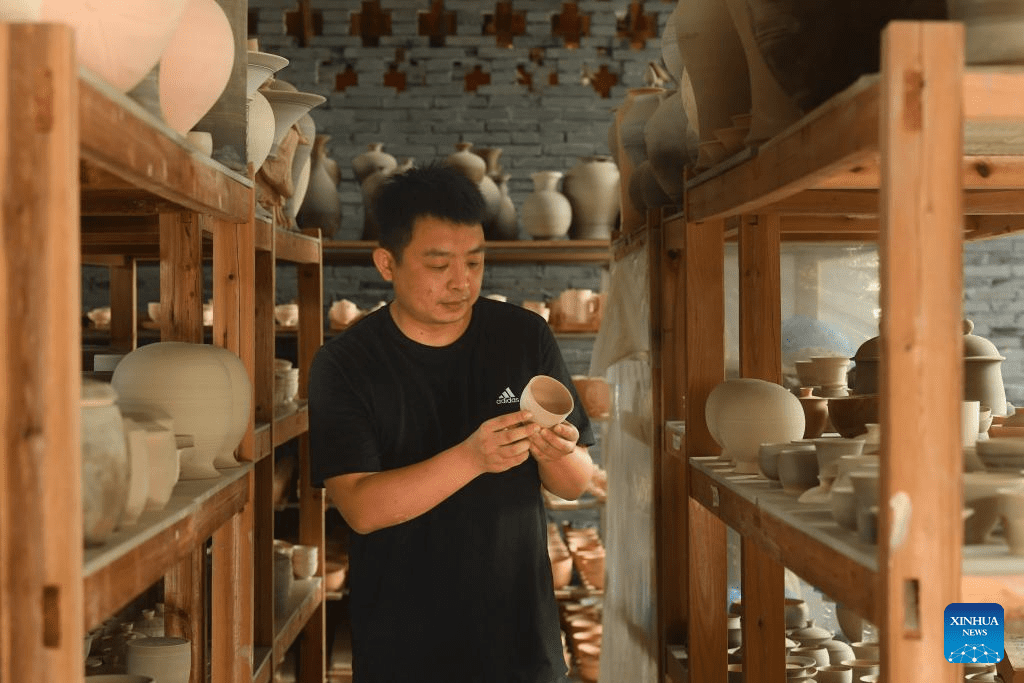 Young porcelain artisan revives celadon ware in ancient Shabu Kiln style-13