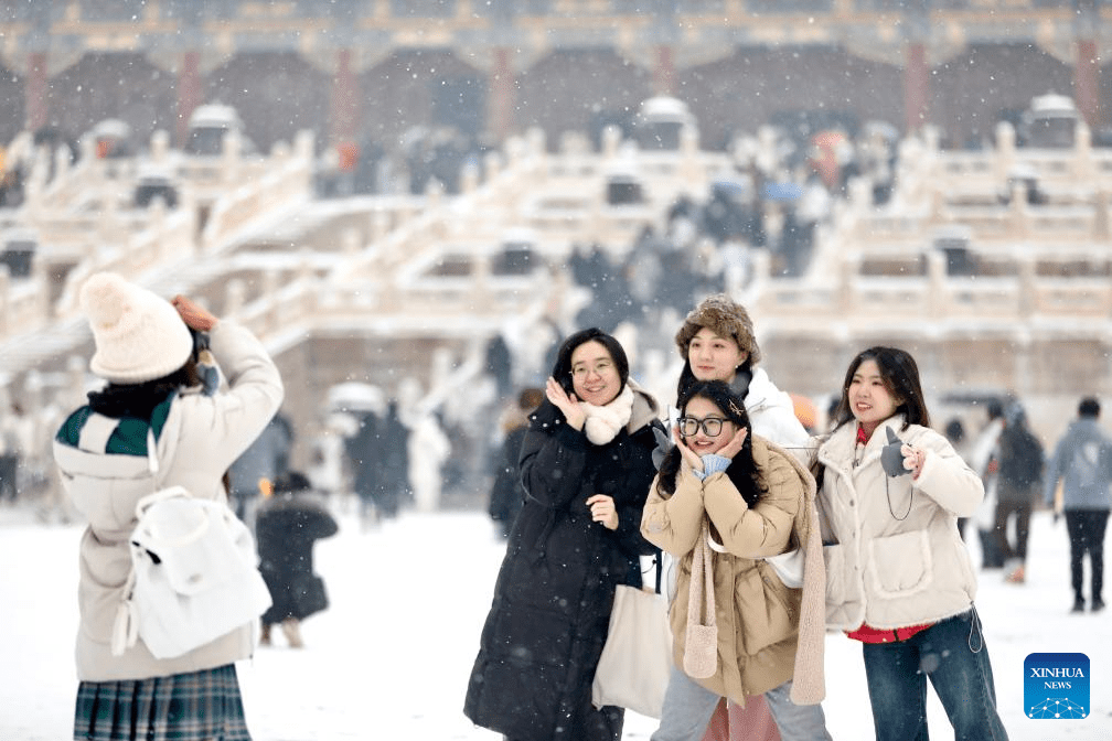 Tourists visit Palace Museum in snow in Beijing-5