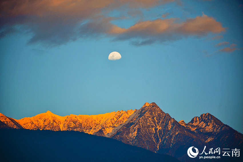 Enchanting sunset, moonlit splendor at Cangshan Mountain-1